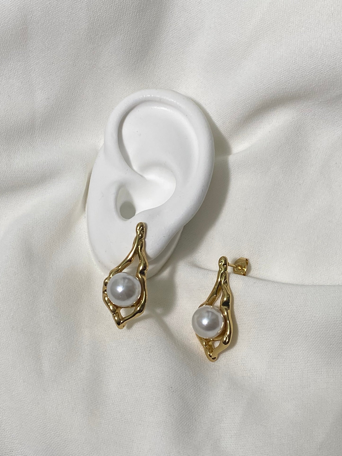 Hydra Pearl Studs