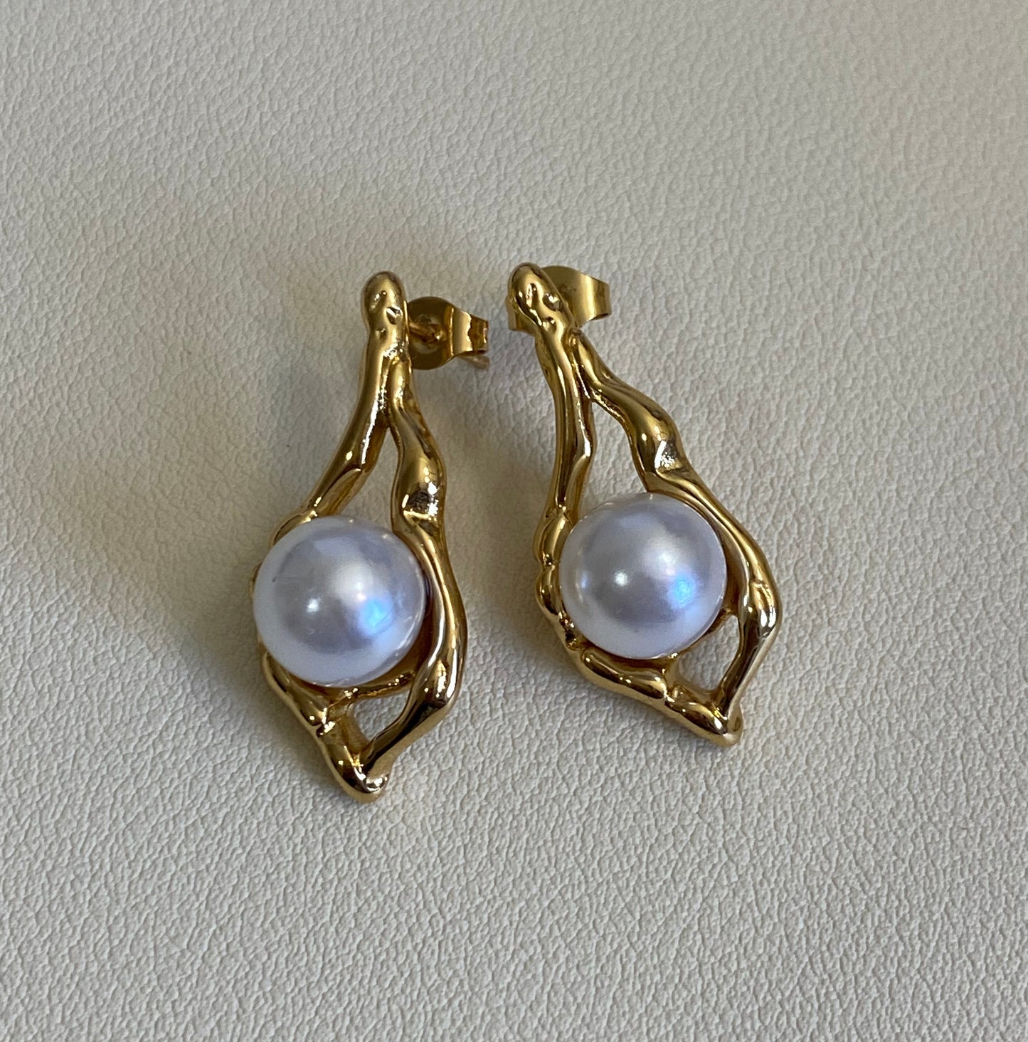 Hydra Pearl Studs