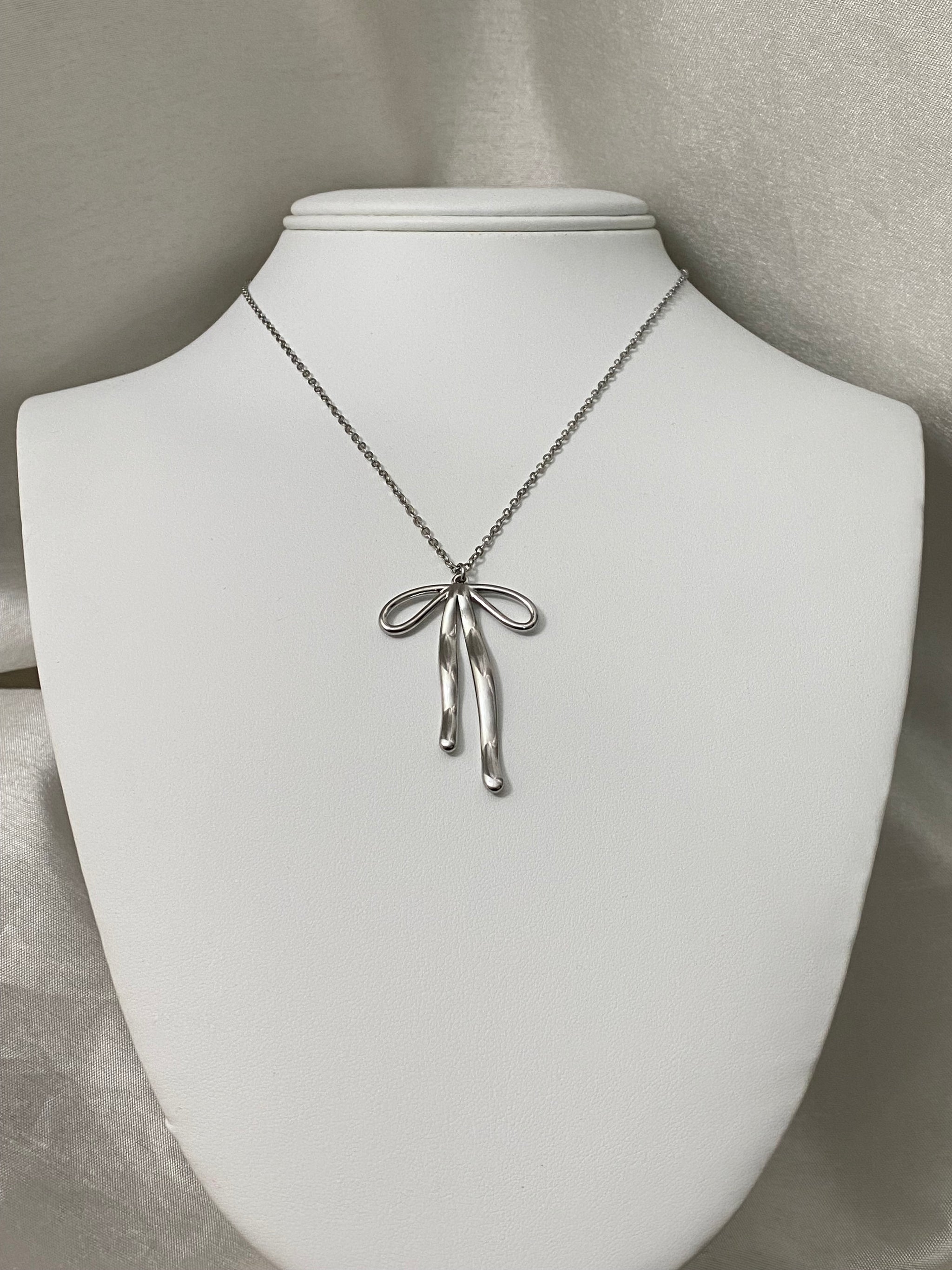 Big Bow Necklace in Silver