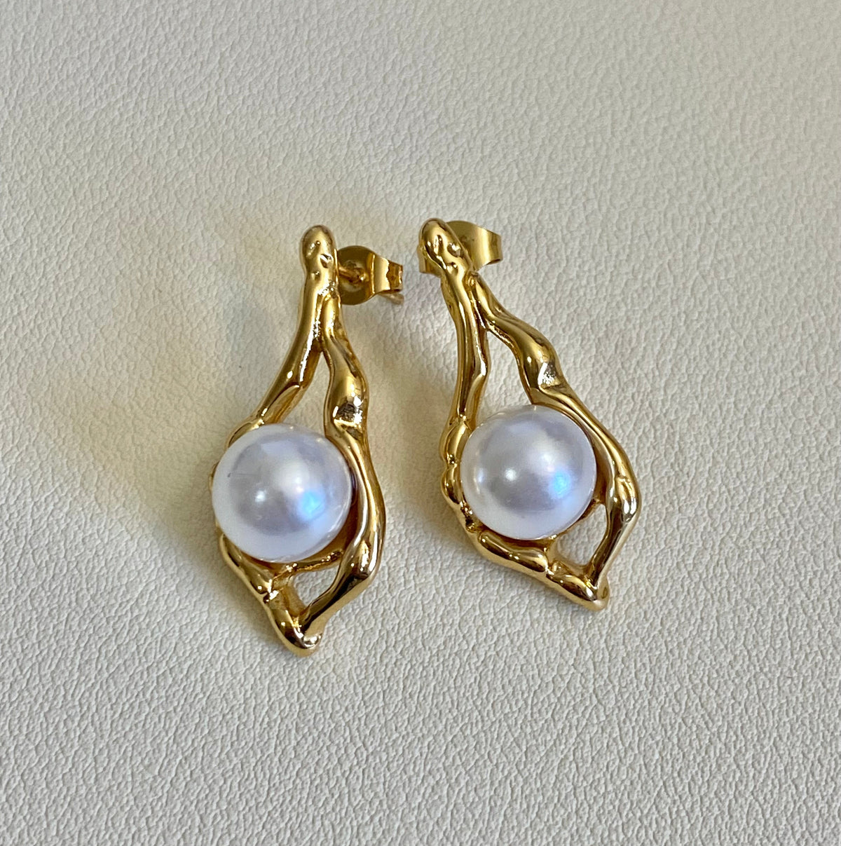 Hydra Pearl Studs