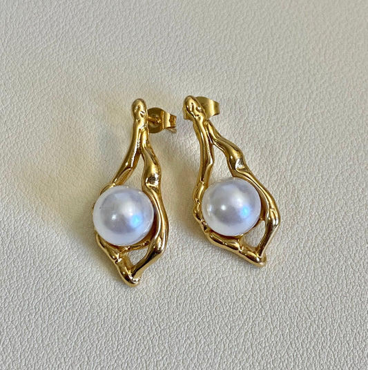 Hydra Pearl Studs