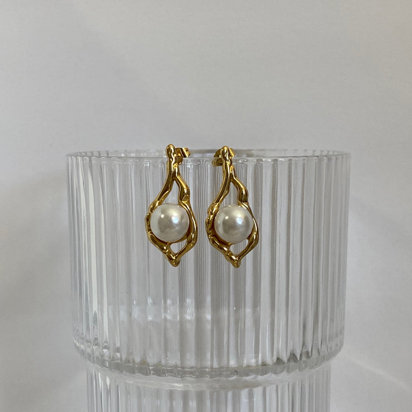 Hydra Pearl Studs