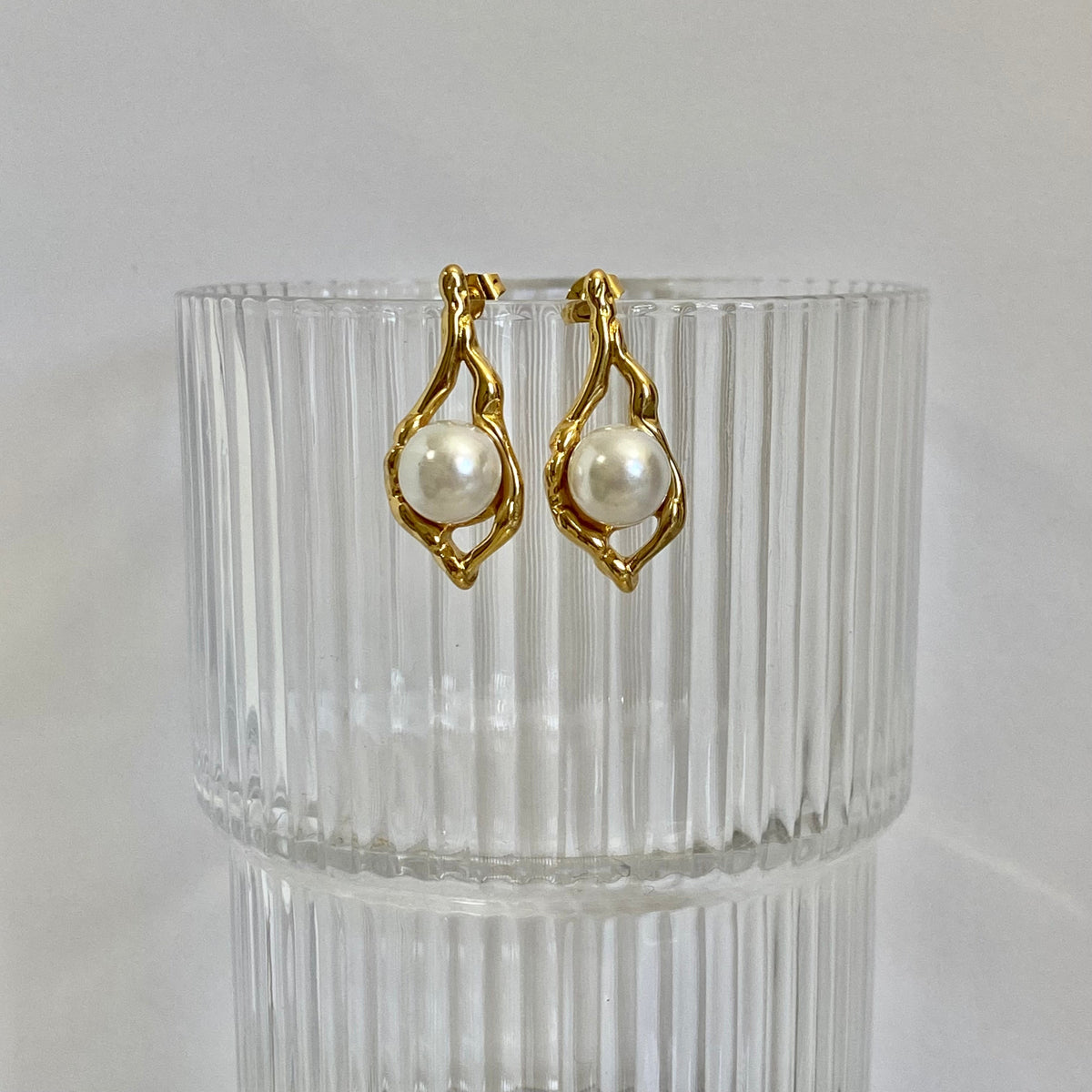 Hydra Pearl Studs