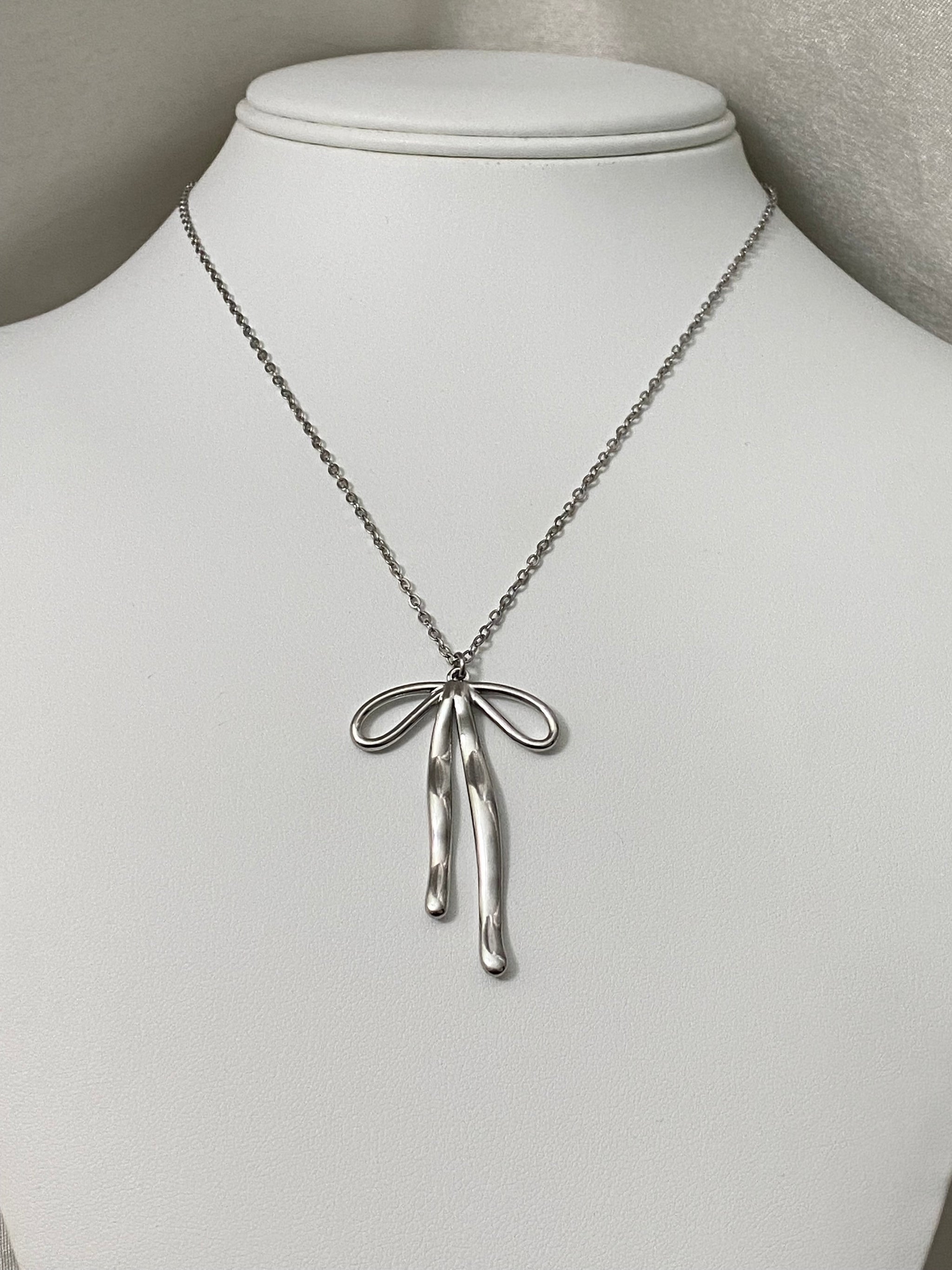 Big Bow Necklace in Silver