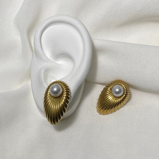 Aphra Studs