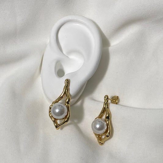 Hydra Pearl Studs